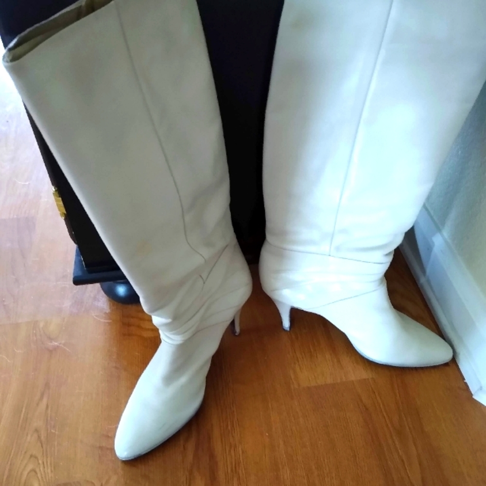 Gloria Vanderbilt heeled boots, cream,  size 8